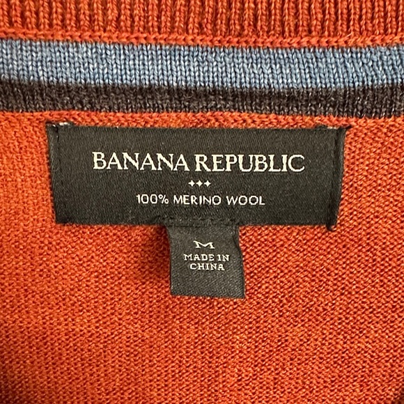 Banana Republic Men's V-Neck Sweater in Warm Rust - Picture 2 of 2